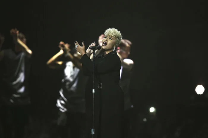 Die Auszeichnung als Beste Britische Solokünstlerin erhielt die Sängerin Emeli Sande, die auch ihren Song "Hurts" darbot.
