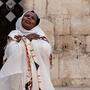 Eine Christin betet vor der Jerusalemer Grabeskirche.