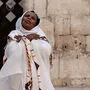 Eine Christin betet vor der Jerusalemer Grabeskirche.