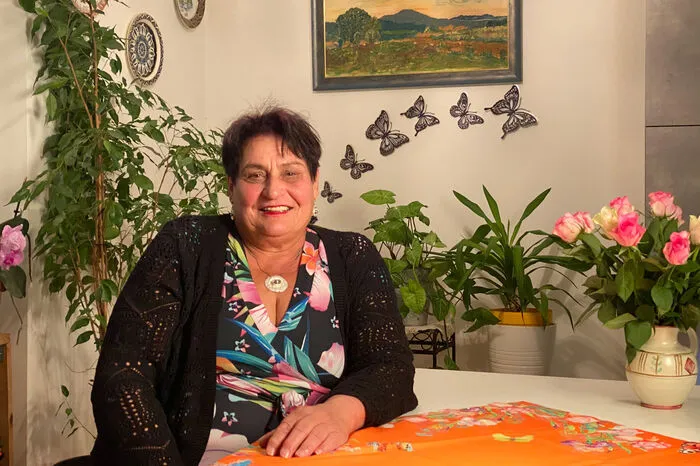 Dorli, 64-jährige Reinigungskraft im Ruhestand aus Kärnten, möchte eines gleich klarstellen. „Ich brauche keinen Mann, der fünf Stunden im Badezimmer steht. Einer, der immer nur striegelt, frisiert und schmiert.“  Die schlagfertige Kärntnerin weiß, was sie will. „Ausschauen soll er ganz normal. Die Nase in der Mitte, den Mund voller Zähne, Brille und Glatze sind in Ordnung und ein bissl vollschlank kann er sein, weil ich bin ja auch nicht gerade zart,“ gibt sich die 64-Jährige erfrischend selbstironisch. 23 Jahre lang war Dorli mit ihrem Exmann verheiratet, sie hat zwei Kinder aus dieser Ehe und jetzt auch einen lieben Enkel. Die Kärntnerin ist sehr stolz auf ihre Familie. Wie ihr Leben bis jetzt verlaufen ist, ist es gut gewesen, zieht Dorli Zwischenbilanz. „Aber jetzt ist Zeit für einen neuen Adonis!“ Eben. Dem ist ja wirklich nichts hinzuzufügen!