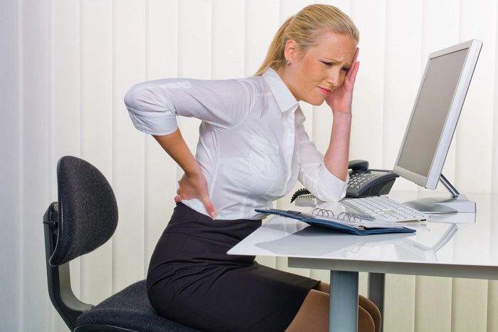 Sitzen Sie auch den ganzen Tag am Schreibtisch? Dann sollten Sie jede Stunde aufstehen und fünf Minuten gehen – durchs Büro, im Stiegenhaus auf und ab oder kurz nach draußen. In einer Studie fühlten sich die Teilnehmer dadurch glücklicher, energiegeladener und hatten weniger Heißhungerattacken. Alternative: ein 30-minütiger Spaziergang in der Mittagspause.