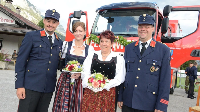 FF Nötsch Kommandant Christian Druml mit Patinnen und Stellvertreter vor dem neuen Löschfahrzeug.