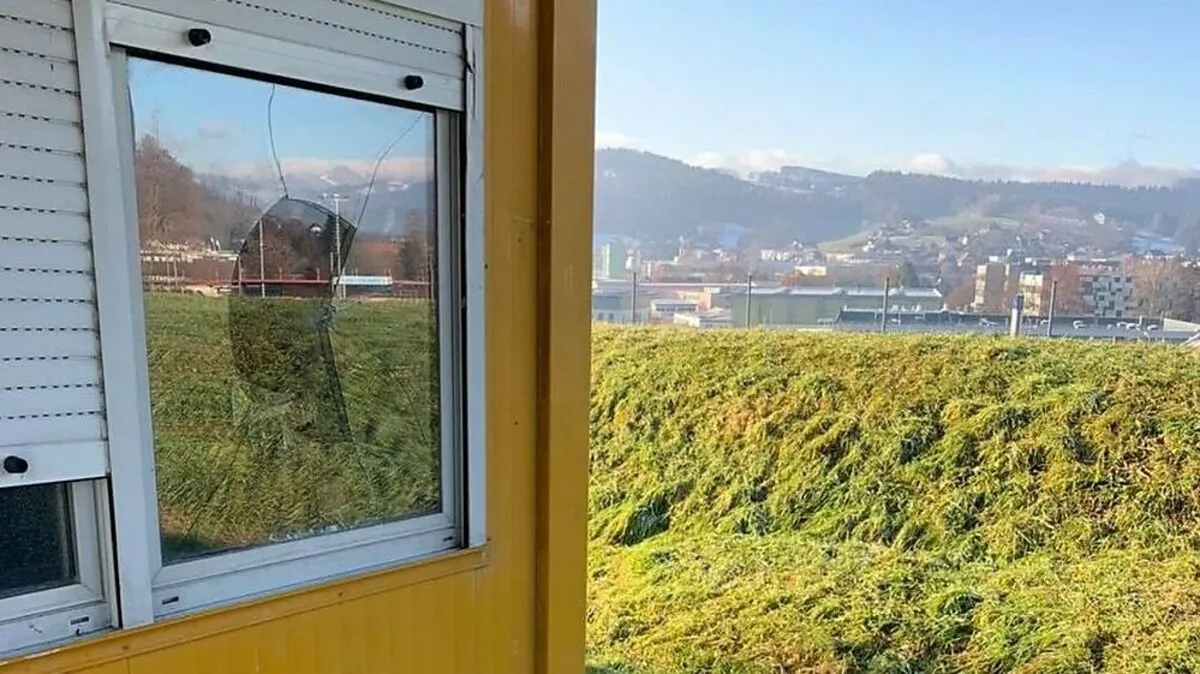 Unbekannte Täter haben beim Container am Trainingsgelände des ASK Voitsberg die Scheibe eingeschlagen