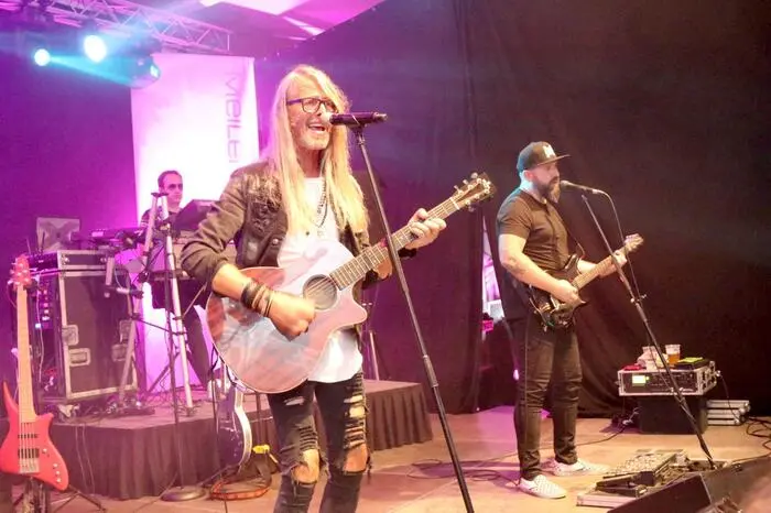 Für den musikalischen Aufputz sorgte die Topband „Meilenstein“, welche die Sporthalle gleich nach den ersten Nummern in einen Hexenkessel verwandelte. 