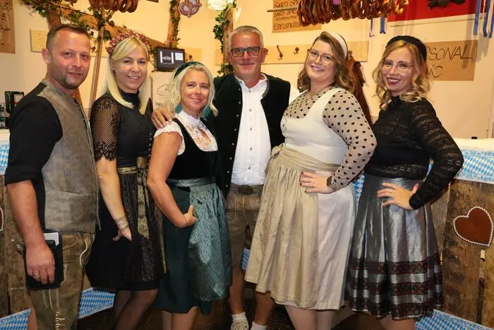 Viele Gäste in Lederhose und Dirndlkleid, sorgten bei regionalen Speisen und Bier für beste Stimmung