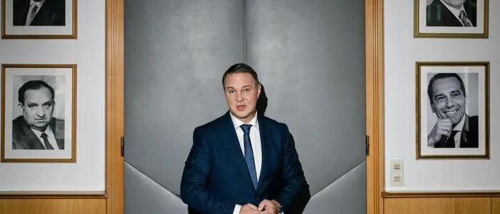 Andreas Babler vor der Ahnenreihe der SPÖ-Vorsitzenden