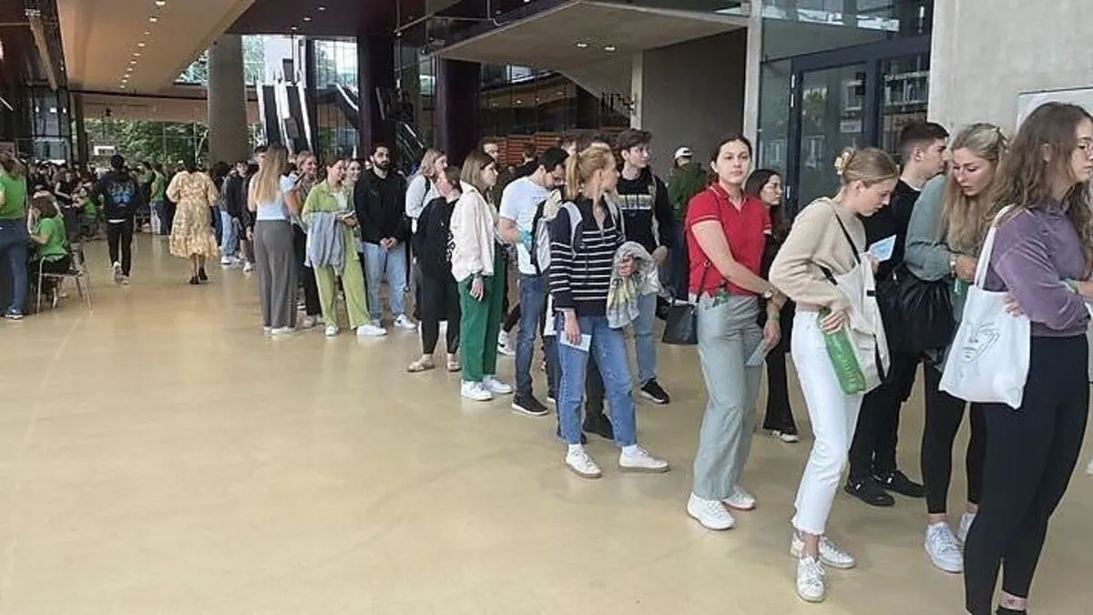  Anstehen in der Messe: Mehr als 2500 Menschen treten zur Aufnahmeprüfung an