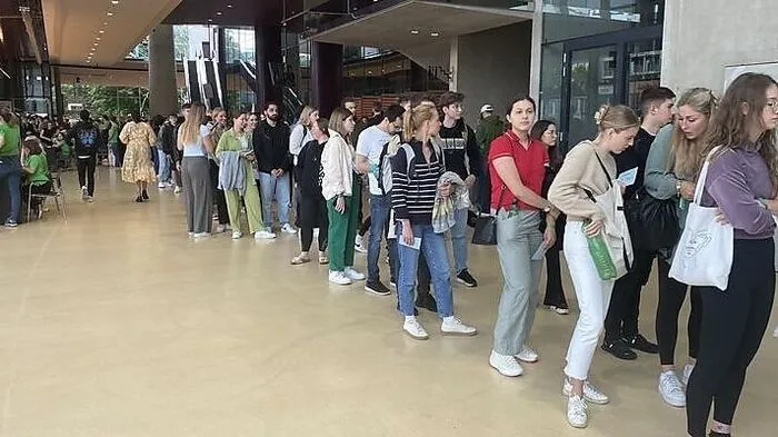  Anstehen in der Messe: Mehr als 2500 Menschen treten zur Aufnahmeprüfung an