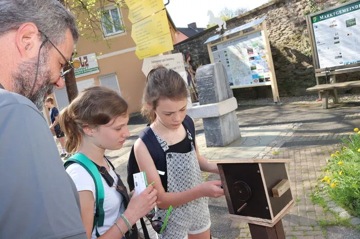 An den verschiedenen Stationen konnten sich die Teilnehmer über Kräuter informieren, Kernöl tunken, Honigprodukte verkosten, Kernöl-Eierspeisen genießen und bei Nono Schreiner in der alten Mühle Geschichten und Märchen lauschen.