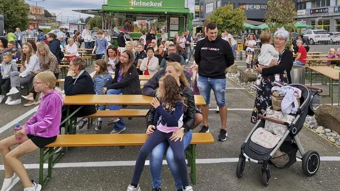 Seit einem Vierteljahrhundert ist die Arena Fohnsdorf ein Fixpunkt in der regionalen Einkaufslandschaft. Mit mehr als 90 Geschäften, rund 45.000 Quadratmetern Verkaufsfläche und bis zu sieben Millionen Besucherinnen und Besuchern jährlich ist sie nicht nur ein wirtschaftlicher Motor, sondern auch ein wichtiger Arbeitgeber für 600 bis 700 Menschen.