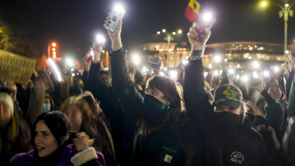 In Bukarest demonstrieren vor allem junge Menschen gegen den rechtsextremen Präsidentschaftskandidaten Calin Georgescu. Zu seinem Erfolg beigetragen haben auch die politischen Eliten. 