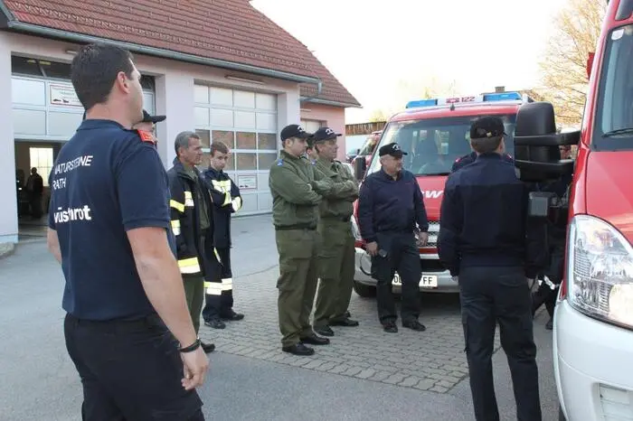 Im Anschluss wurden in drei Gruppen in der Praxis geübt.10 Feuerwehren mit 45 Personen nahmen an der Übung teil, die mit einer kleinen Jause im Rüsthaus ausklang.
