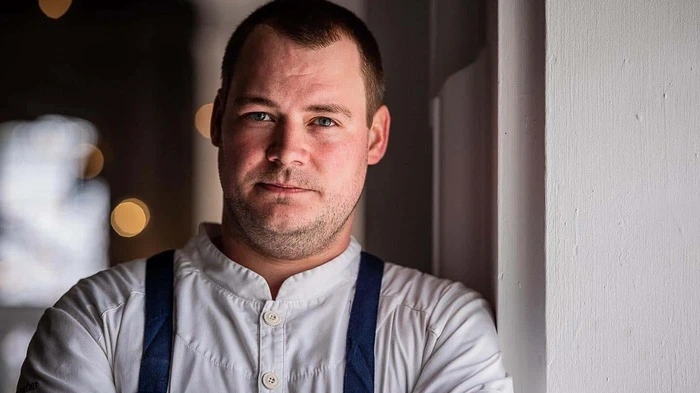 Der gebürtige Salzburger hat im Frühjahr im Lokal „Zur Hofstubn“ in Pischelsdorf als Küchenchef angeheuert. Das Branchenmagazin Rolling Pin kürte ihn zum Newcomer des Jahres
