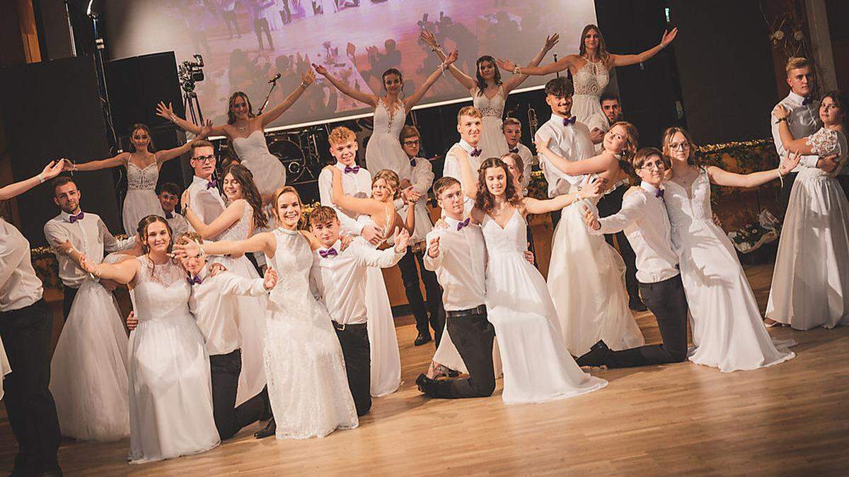 Die Jennersdorfer Maturantinnen und Maturanten feierten in der Stadthalle Fürstenfeld