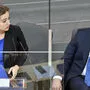 Justizministerin Alma Zadić (Grüne) und Innenminister Karl Nehammer (ÖVP) während der Sondersitzung 