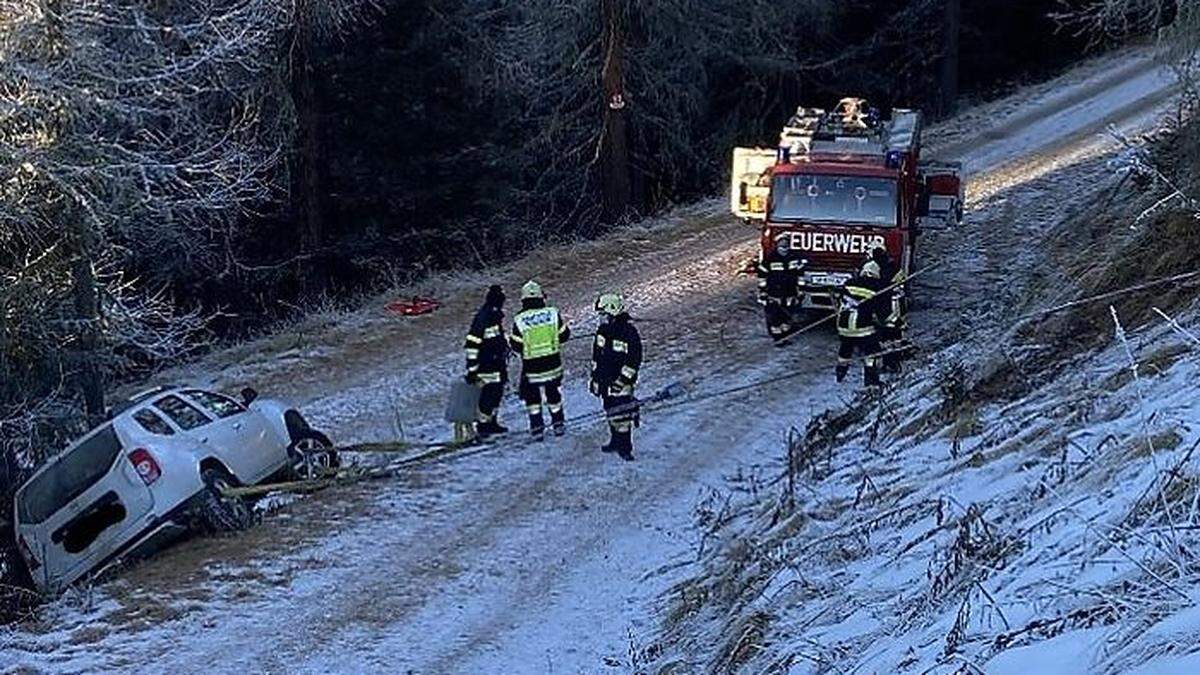 Es gelang der FF Bad Kleinkirchheim, das Fahrzeug zurück auf die Straße zu ziehen