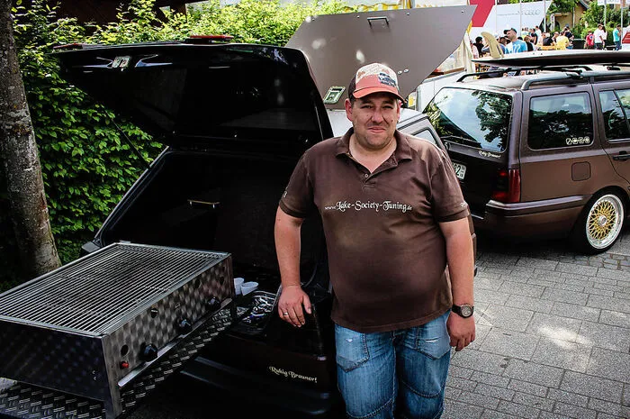 Ben Wantz, 32, Friedrichshafen am Bodensee, selbstständig„Als ich den Golf Kombi vor sechs Jahren gekauft habe, war er noch komplett original. Vier Jahre lang hab ich dann umgebaut. Das Surfbrett kam dann relativ am Schluss noch obendrauf. Ich surfe zwar nicht, aber das Brett macht mein Auto einfach komplett. Dieser hier ist nicht mein einziges Auto, insgesamt habe ich 16 Stück zuhause. Ganz besonders ist natürlich mein Anhänger, der zur Bar, bzw. Grill umgebaut ist. Und den nutzen wir auch wirklich oft und gern.“