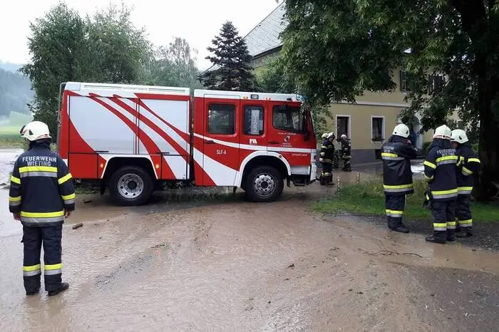 Wie die FF St. Walburgen auf ihrer Facebook-Seite berichtet, standen Freitagabend in Klein St. Paul schon wieder vier Feuerwehren im Unwettereinsatz.