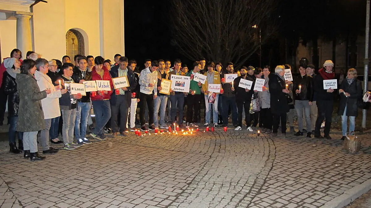 Mahnwache Sonntagabend bei der evangelischen Kirche  in Leibnitz