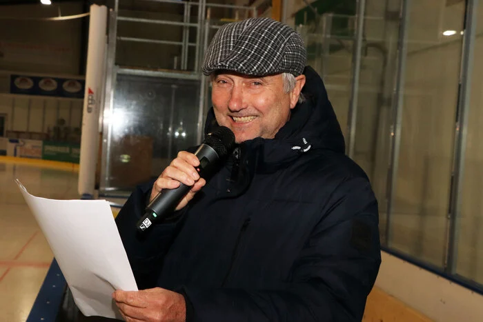 Moderiert wurde die Eisshow 2025 von Manfred Perternell.