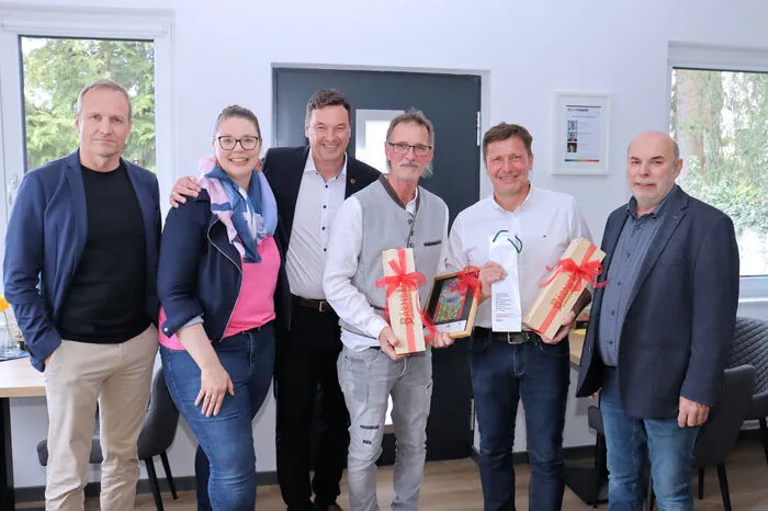 Zur Eröffnung konnten die Cafetiers zahlreiche Gäste aus Politik, Wirtschaft und Kultur begrüßen. Unter anderen kamen Bürgermeister Jochen Bocksruker, Manfred Prettenthaler von der WKO-Regionalstelle Voitsberg, Riki Vogl von "Frau in der Wirtschaft", Pfarrer Winfried Lembacher und Künstlerin Regina Uedl zur Feier.