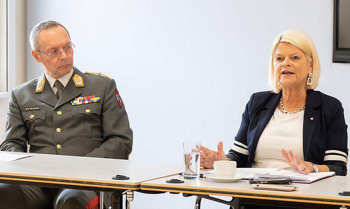 Klaudia Tanner und General Rudolf Striedinger präsentierten eine Halbjahresbilanz