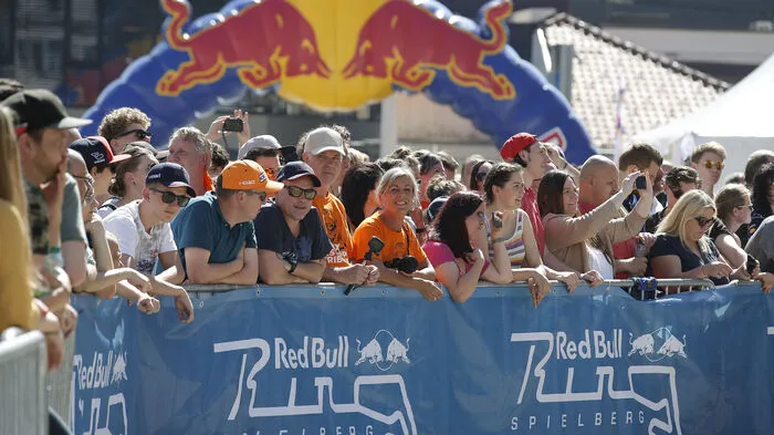 Ab 9.00 Uhr sammelten sich Fans von Max Verstappen am Karmeliterplatz und harrten in der Sonne aus, bis der Pilot von der "Streckenbegehung" zusammen mit Helmut Marko zurück war und Autogramme gab.
