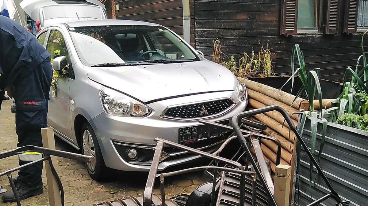 Die Hausbesitzerin saß, während das Fahrzeug gegen die Gartengarnitur krachte, vor dem Haus 