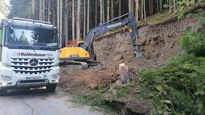 Nach dem tragischen Unfall vergangenen Freitag stellte das Bergen des Fahrzeuges eine große Herausforderung dar.