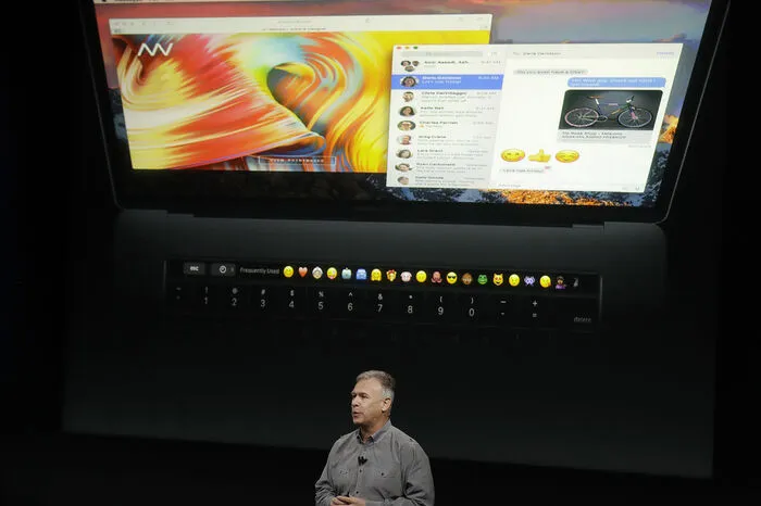 Die neue Macbook Pro Generation verfügt über einen Fingerabdruck-Scanner und ein berührungsempfindliches OLED-Display. Apples neues Modelle verfügen damit über zwei Displays (Retina): ein gewöhnliches und eines oberhalb der Tastatur, diese „Touch Bar“ ersetzt die F-Tasten.
