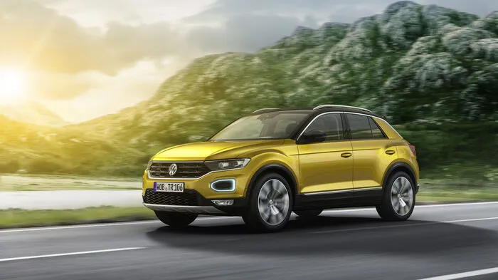 VW parkt den neuen T-Roc ab November im Segment der kompakten SUV unterhalb des Tiguan ein. In der Front ist er zu erkennen an der breiten Kühlergrilleinheit mit integrierten Doppelscheinwerfern und der ausgelagerten Lichtsignatur.