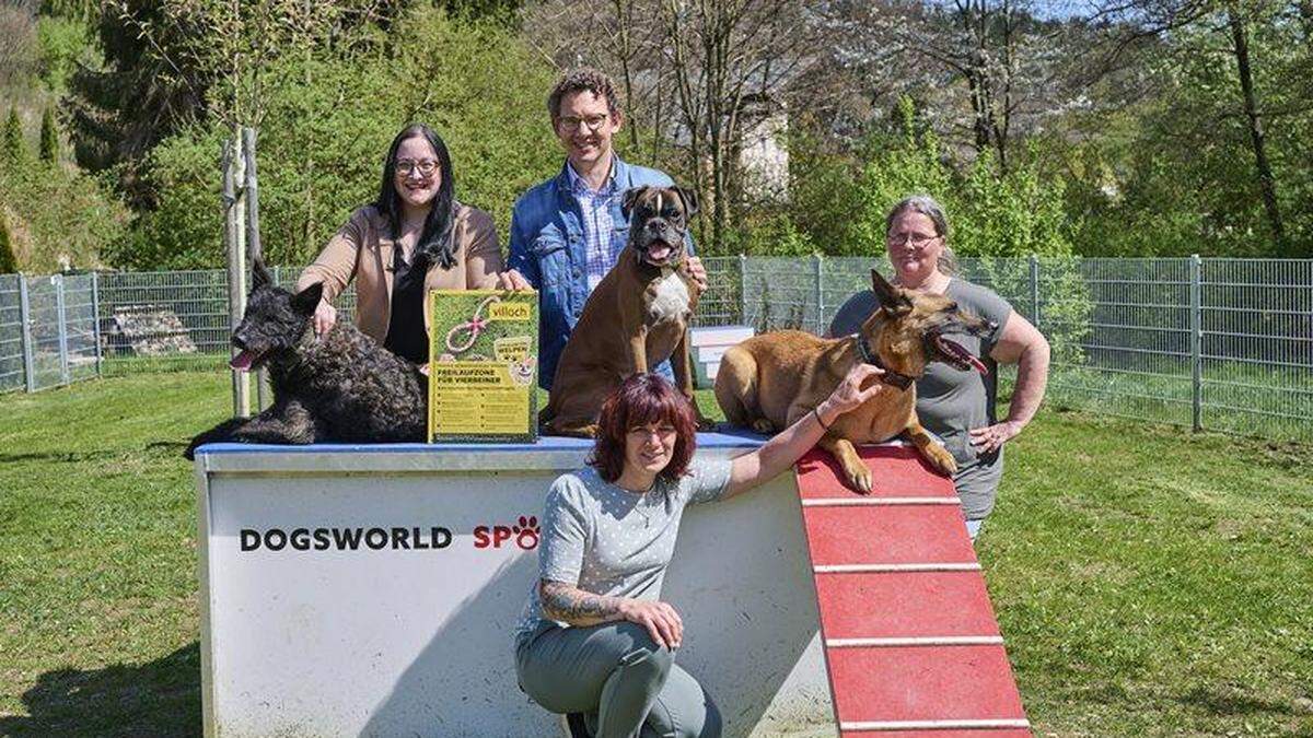 Vizebürgermeisterin Sarah Katholnig, Gemeinderat Bernd Olexinski, Corinna Spasojevic (Stadtgrün) und Birgit Frank (Dog Instinkt) bei der neuen Freilaufzone am St. Leonharder See