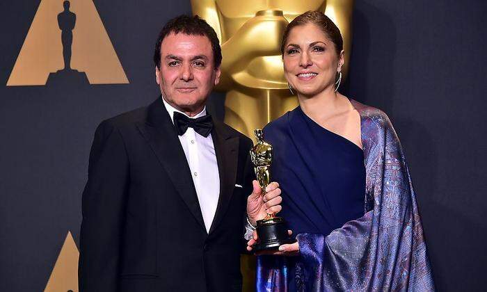 Firouz Naderi und Anousheh Ansari mit dem Oscar für "The Salesman"