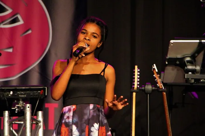 Laila Mousa, mit zwölf Jahren die jüngste Teilnehmerin, wurde extra bewertet und gewann demnach in ihrer Kategorie. Sie beeindruckte das Publikum mit "I will always love you" von Whitney Houston. 