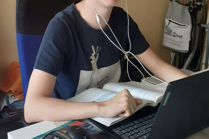 Jakob Potocnik, Gymnasium Seiersberg: Ich hätte es besser gefunden, wenn die Oberstufenschüler in den Schulen geblieben werden. Es geht so aber auch ganz gut, unsere Schule hat alles sehr gut organisiert. Ein Nachteil ist, dass das Menschliche zwischen den Schülern und Lehrern fehlt. Ein Vorteil ist, dass man mehr Zeit für seine Hobbys hat, da der Schulweg wegfällt.
