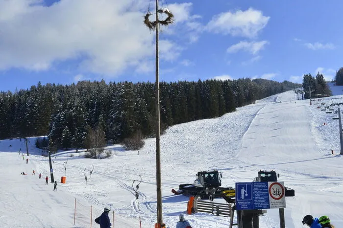 Auf der Skipiste stand das Umschneiden des Maibaums am Programm-