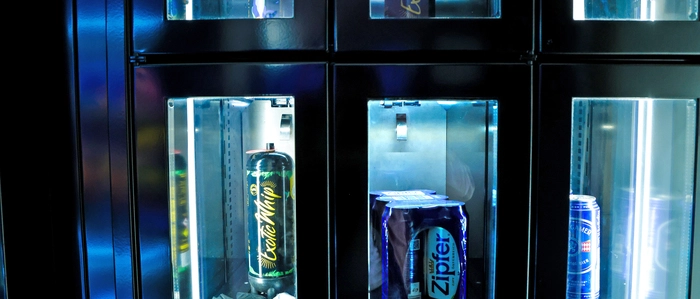 Das Bild zeigt Alkohol und Lachgas in einem Grazer Automatenshop