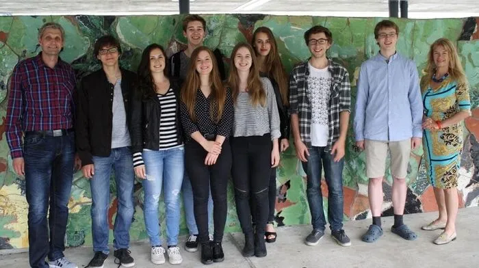 Arno Oberegger, David Ragger, Katharina Salcher, Sebastian Kieberl, Verena Gufler, Hannah Pichler, Sarah Walder, Benjamin Wild, Florian Flatscher und Direktorin Ursula Strobl (von links)