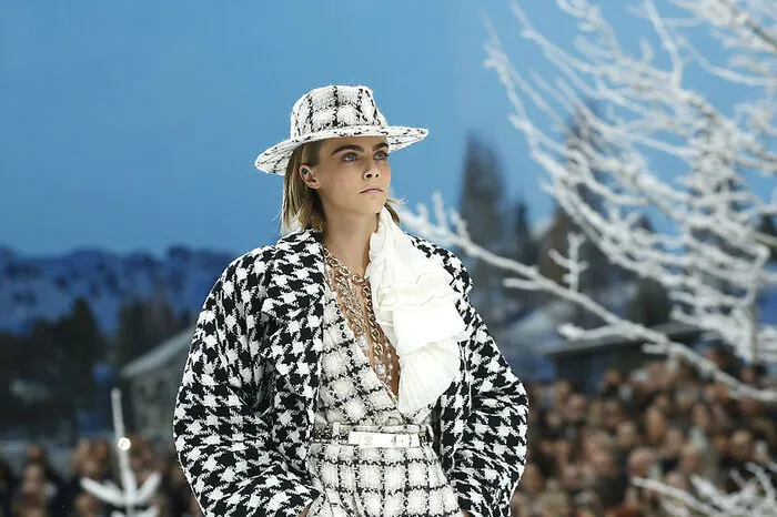 Schwarz und Weiß, die Farben die sich zum Markenzeichen des Designers entwickelt hatten, dominierten auch bei Chanel in dieser Saison den Laufsteg.