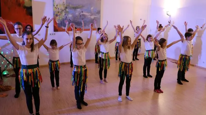 Eröffnet wurde der Ball mit einer selbst choreografierten Polonaise zum Thema Dschungelfieber - Ab in den Urwald. An dieser wirkten vor allem die jungen Mitglieder mit.