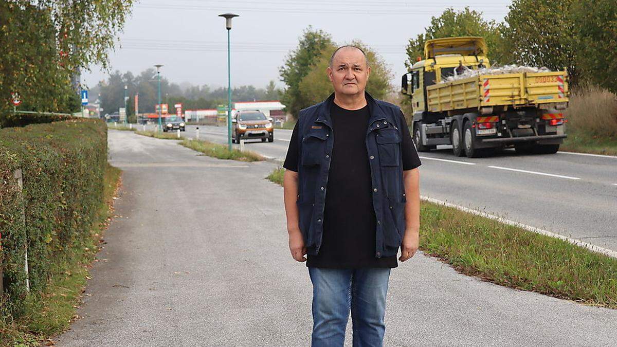 Ignaz Lach vor seiner Hauseinfahrt. Daneben die stark befahrene B 82