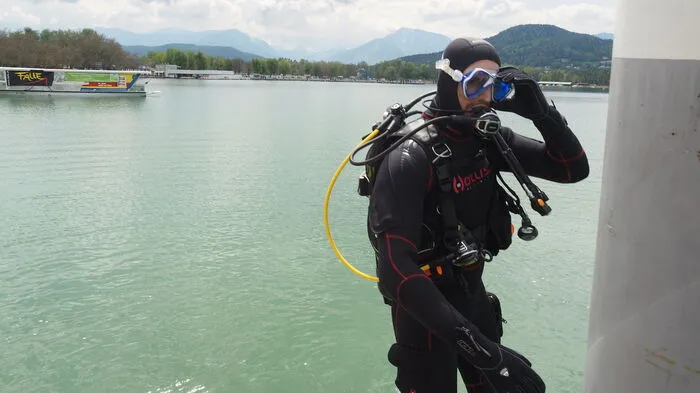 Zwölf Grad hatte das Wasser im Wörthersee. Aber das konnte die Mitarbeiter von österreichischen Rettungsorganisationen am Samstag nicht davon abhalten, in die Klagenfurter Ostbucht des Wörthersees abzutauchen.