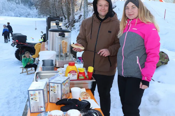 Für die und Speisen und heißen Getränke am See waren Simon Fröhlacher und Sarah Wernig zuständig.