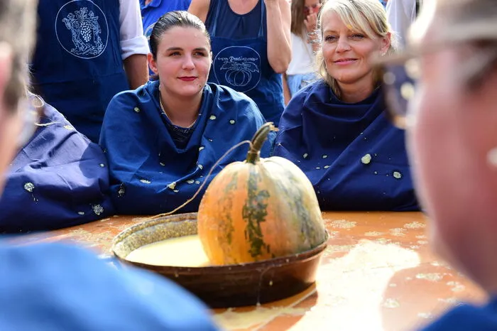 Die Kandidaten versammeln sich um eine große Schüssel mit Brei, in die ein Kürbis geworfen wird. Wer am meisten Spritzer abbekommt, macht das Rennen.