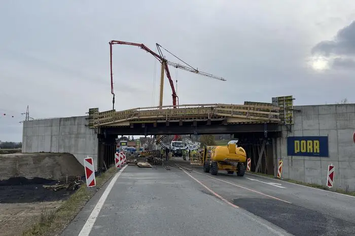 Das Tragwerk der Brücke wurde gerade fertig gestellt.