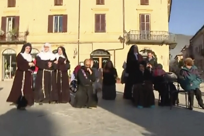 Die Menschen in Norcia sind verzweifelt. Die im 14. Jahrhundert gebaute Basilika ist vollständig eingestürzt. Die Kirchenmänner und -frauen stehen vor ihren Trümmern.