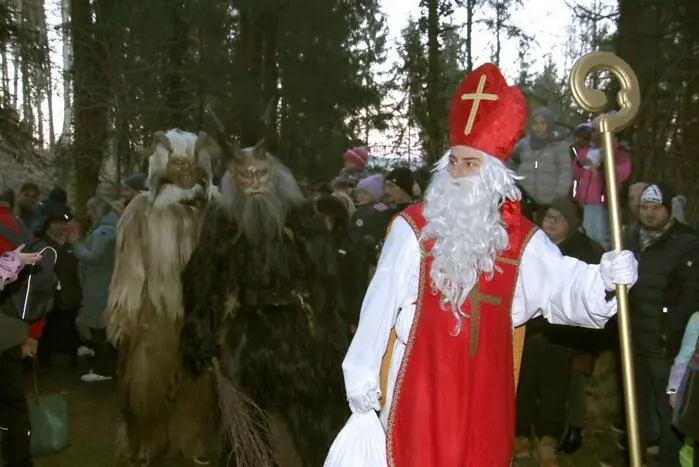 Dorthin kam auch der Heilige Nikolaus, der den Stallhofner Bartl in seiner Höhle weckte und ihn aus seinem finsteren Quartier befreite.