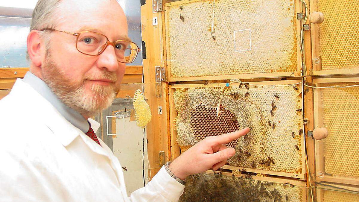 Komplexes Gefüge Bienenstaat: Professor Karl Crailsheim und seine Insekten, am Bild noch in Amt und Würden in der Universität Graz 	 