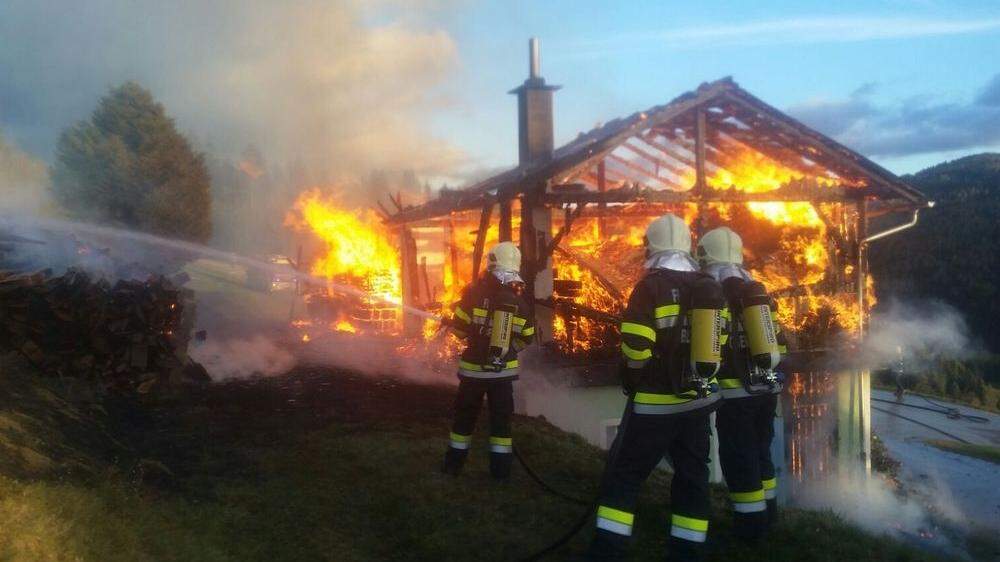 Die Feuerwehren Oberwölz und Niederwölz konnten zumindest ein Übergreifen der Flammen auf andere Gebäude verhindern