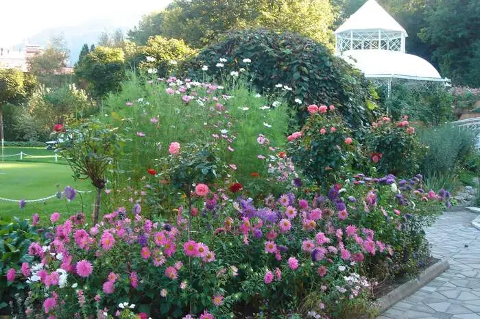 Gartenhotel Erika (Kitzbühel).Der romantische Garten des im Jugendstil erbauten Hotels lockt Menschen und Bienen mit seinen duftenden Rosenbüschen, Asternstauden, Dahlien und dem Kräutergarten gleichermaßen an.
